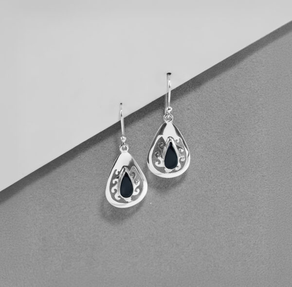 SOLAR TEARDROP RESONANCE