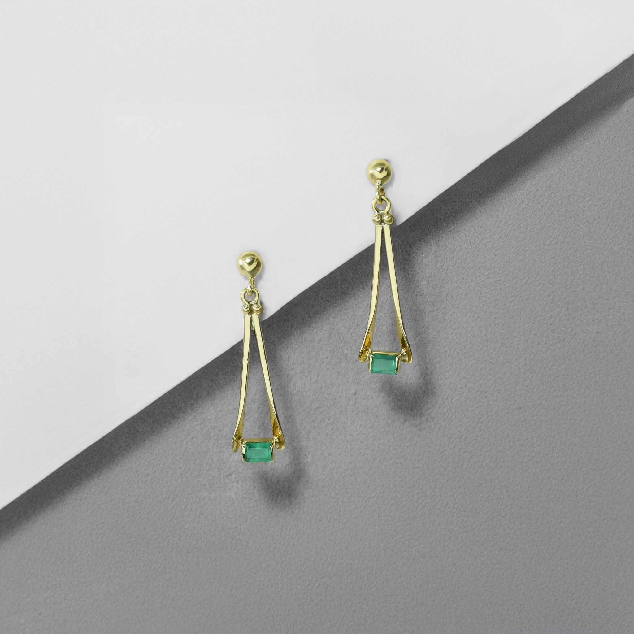 VERTICAL EMERALD KINETIC