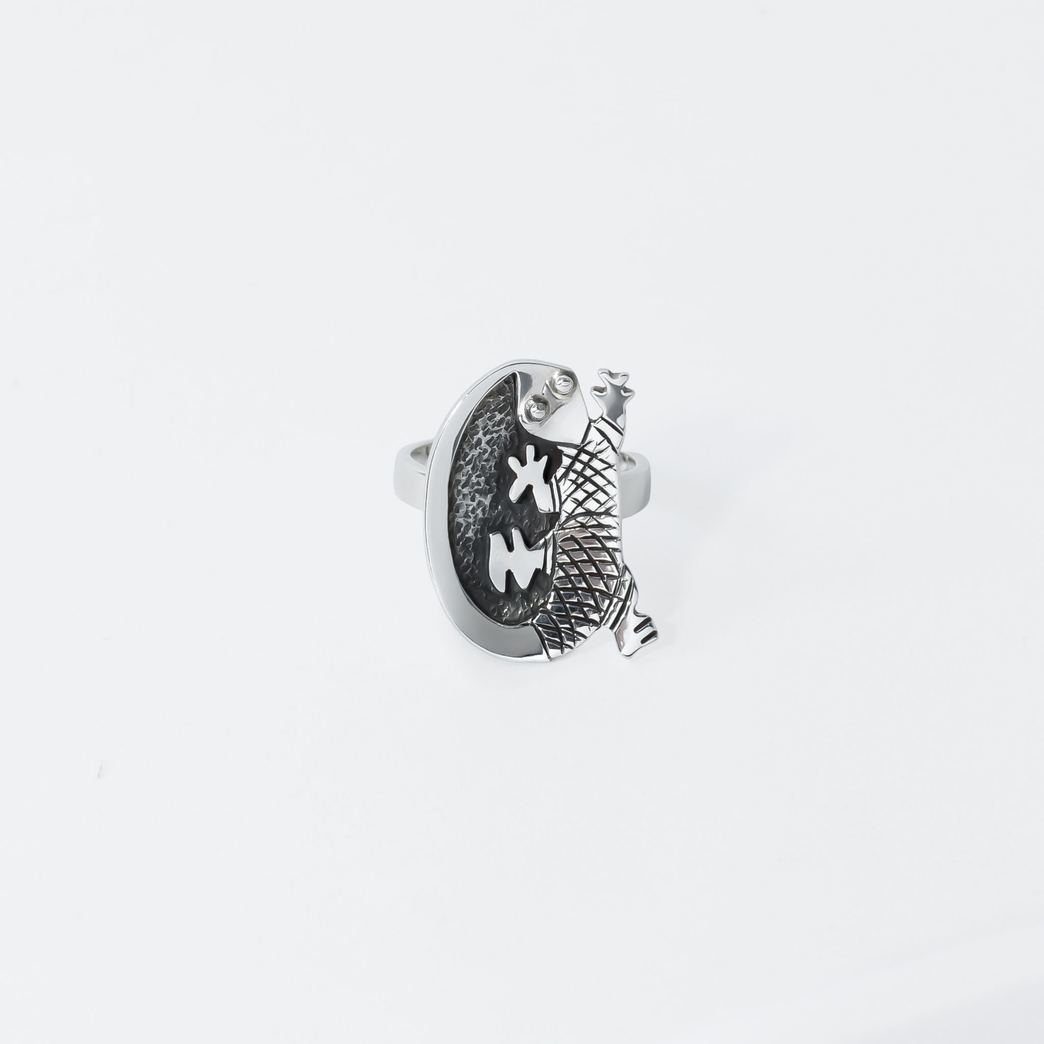 Chiseled Iguana Oval Ring